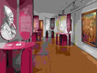 © Museen der Stadt Bamberg, Foto: Eleonora Cagol Blick in die Ausstellung "Mauern der Macht"