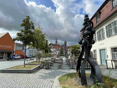 Skulptur "Langsamer Traum" von Rui Chafes vor der Bischofsmühle in Bamberg