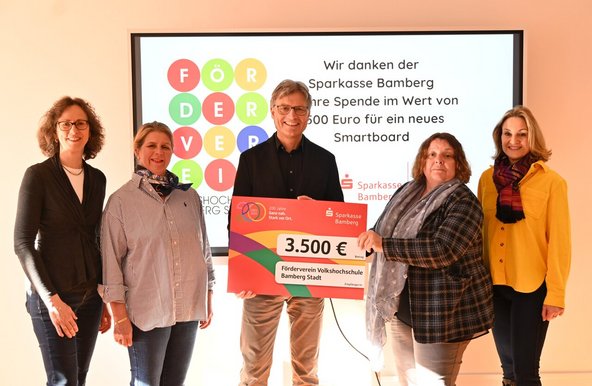 Mathias Polz von der Sparkasse überreicht einen Scheck über 3500 Euro.