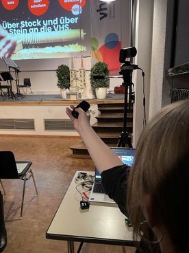 Eine Mitarbeiterin testet die Kamera für die Live-Übertragung