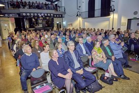 Das Bild zeigt den voll besetzten Großen Saal zur Semestereröffnung