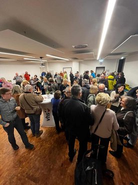 Blick in den Kleinen Saal, wo sich die Gäste angeregt unterhalten