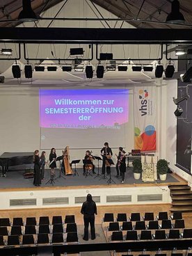 Blick von der Empore auf die Bühne, wo die Musikerin proben