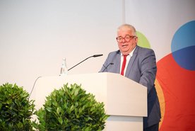 Foto: Jürgen Schraudner Bürgermeister Wolfgang Metzner spricht am Pult