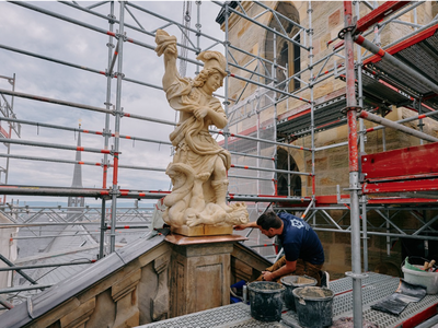 Foto: Lara Müller Ein Arbeiter restauriert eine Steinfigur