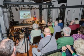 Blick von der Empore auf den Vortrag