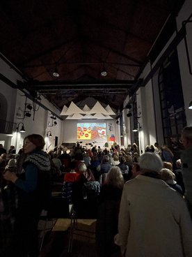 Blick in den Saal, der sich lange vor Beginn füllt