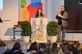 Bertram Felix hält einen Stein in der Hand