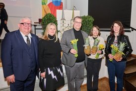 Die Mitwirkenden Bürgermeister Wolfgang Metzner, VHS-Leiterin Dr. Anna Scherbaum, Finanz- und Stiftungsreferent Bertram Felix, Sachgebietsleiterin Stiftungswesen Claudia Schelbert und Bauleiterin Karin Hamper
