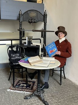 Foto: Andrea Grodel Eine Person als E.T.A. Hoffmann verkleidet sitzt an einem Tisch