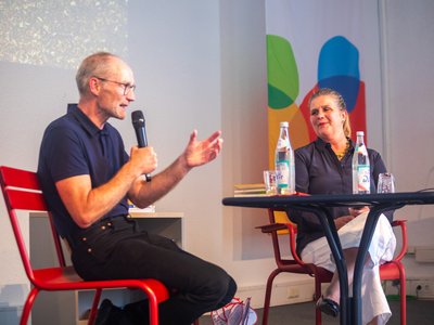 Foto: Alexander Roßbach Intendant John von Düffel und vhs-Leiterin Dr. Anna Scherbaum im Gespräch