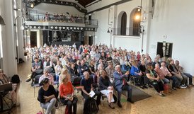 Foto: Andrea Grodel Blick von der Bühne in den voll besetzten Saal des Alten E-Werks