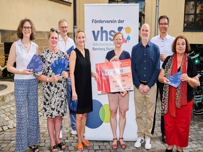 Foto: Jürgen Schraudner, Stadtarchiv Bamberg 8 Personen: der Vorstand des Fördervereins übergibt einen Spenden-Scheck an Vertreter:innen der KulturTafel
