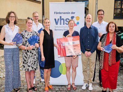 Foto: Jürgen Schraudner, Stadtarchiv Bamberg 8 Personen: der Vorstand des Fördervereins übergibt einen Spenden-Scheck an Vertreter:innen der KulturTafel