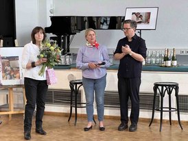 Das Bild zeigt drei Personen: Gabi Günther, Dr. Anna Scherbaum und Thomas Riegg