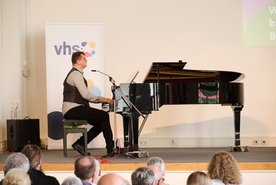 Foto: Jürgen Schraudner Jochen Neurath am Klavier