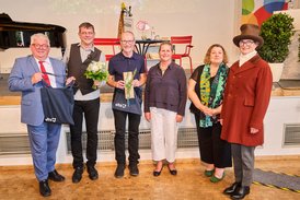 Foto Jürgen Schraudner, Stadtarchiv Bamberg 6 Personen vor der Bühne - die Akteure der Semester-Matinee