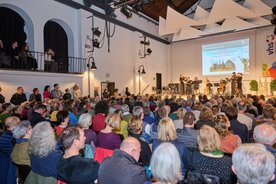 Publikum lauscht dem Jugend-Ensemble "Doloctemble"